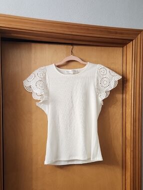 Chelsea & Theodore White Eyelet Flutter Sleeve Top Size Small